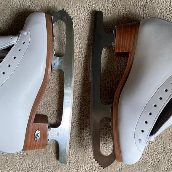 NEW IN BOX Riedell | Flair 910 Ice Skates Size 4 with Eclipse Astra 9 1/4” Blade - Picture 9 of 17